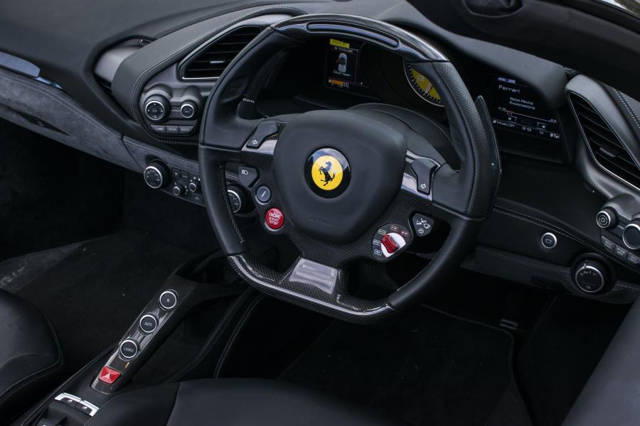 Панель приборов Ferrari 488 Spider 2016 года  (AU) (фото 20 из 23)